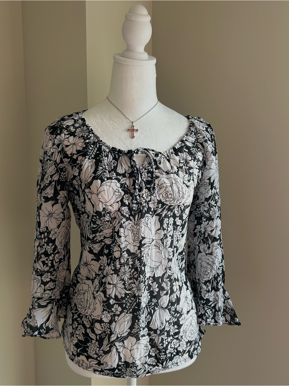 2000's Black & White Floral 1/4 Flare Sleeve Top
